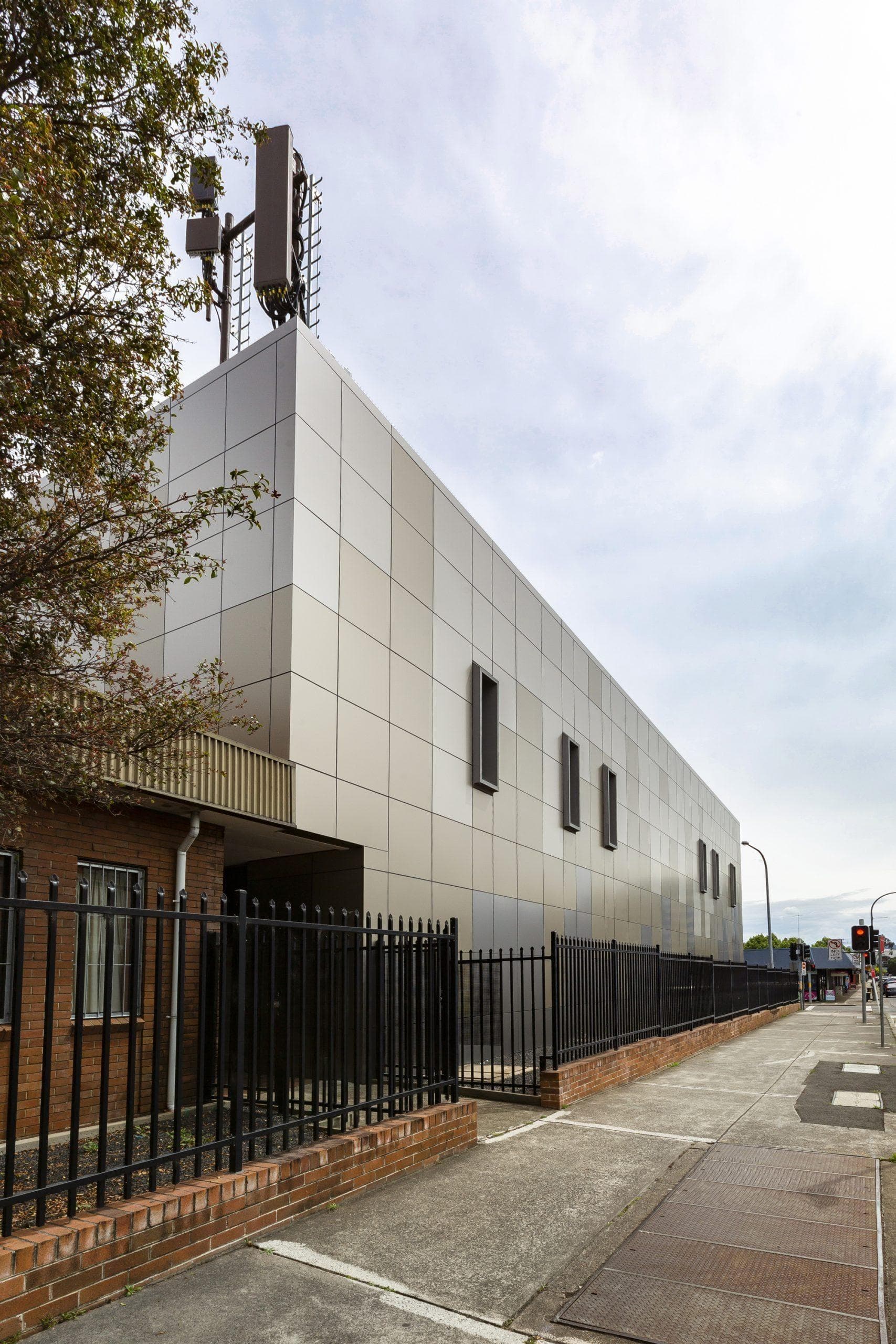 Side façade of Telstra Data Exchange Penrith reclad with ALPOLIC™ DtS non-combustible panels