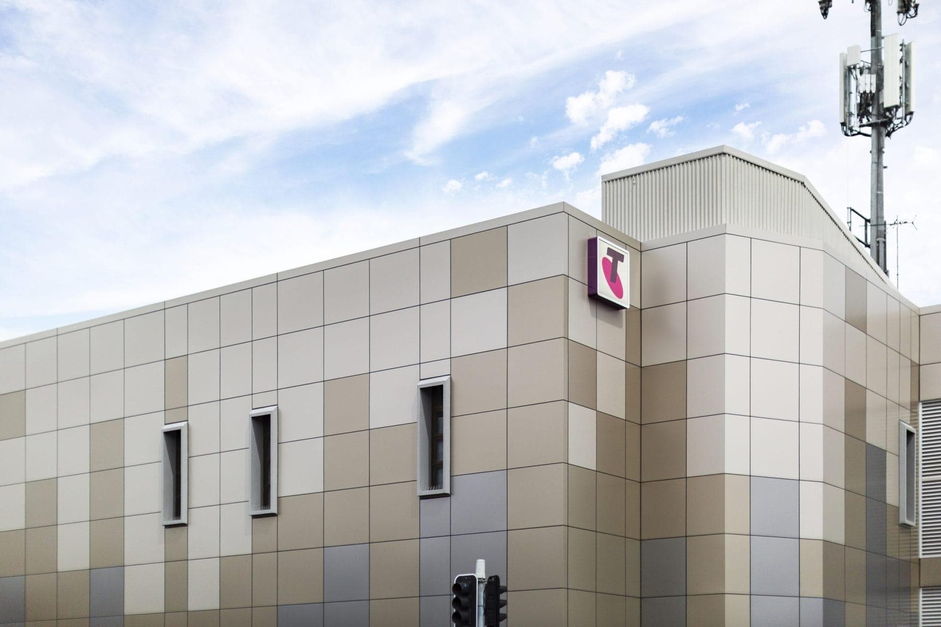 Close view of Telstra Data Exchange Penrith façade with ALPOLIC™ metallic aluminium cladding panels