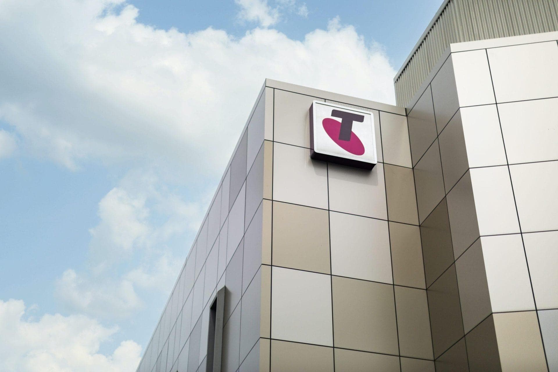 Detail of Telstra building corner with ALPOLIC™ NC/A1 panels and Telstra signage