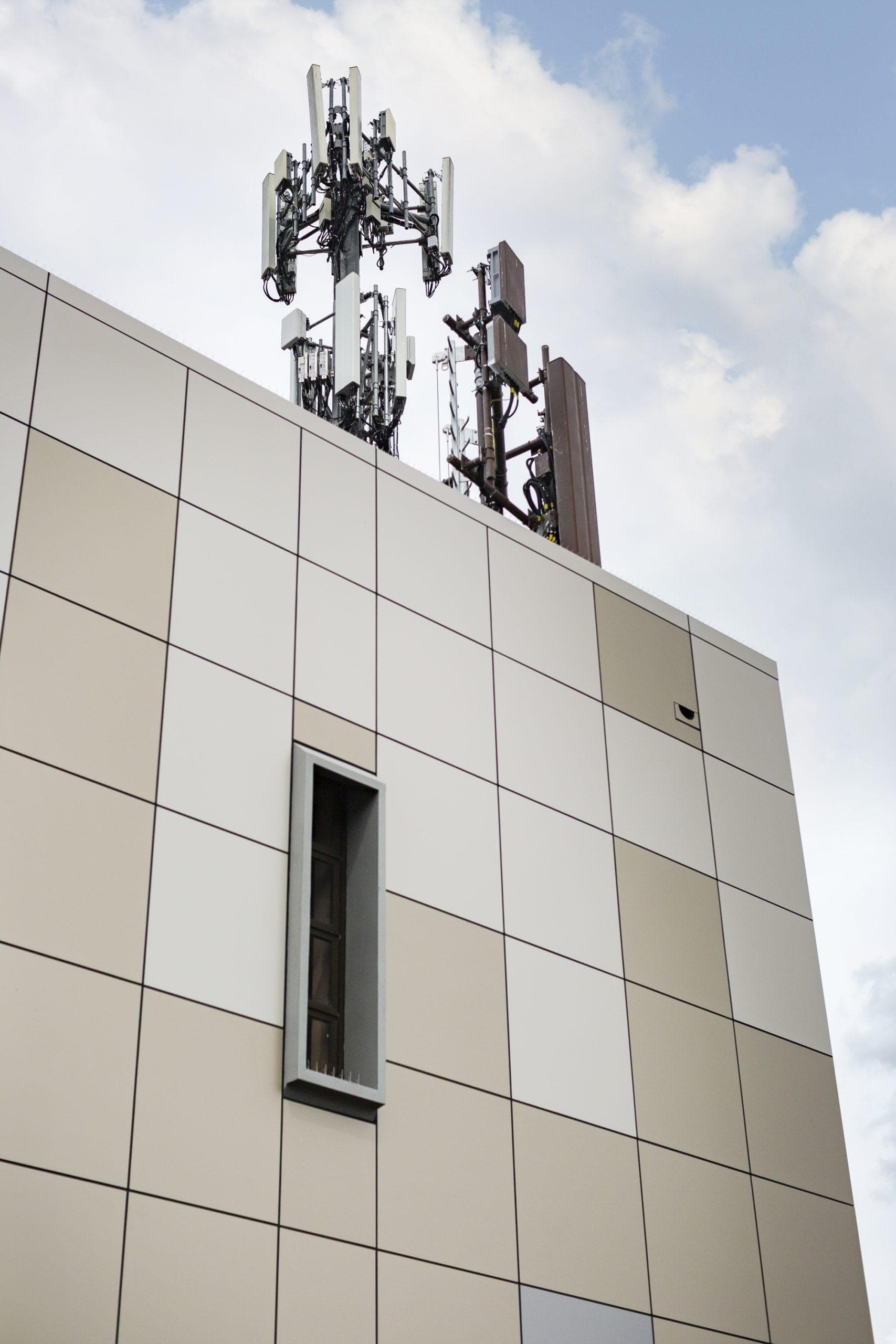 Rooftop telecommunications equipment above ALPOLIC™ reclad façade at Telstra Data Exchange Penrith