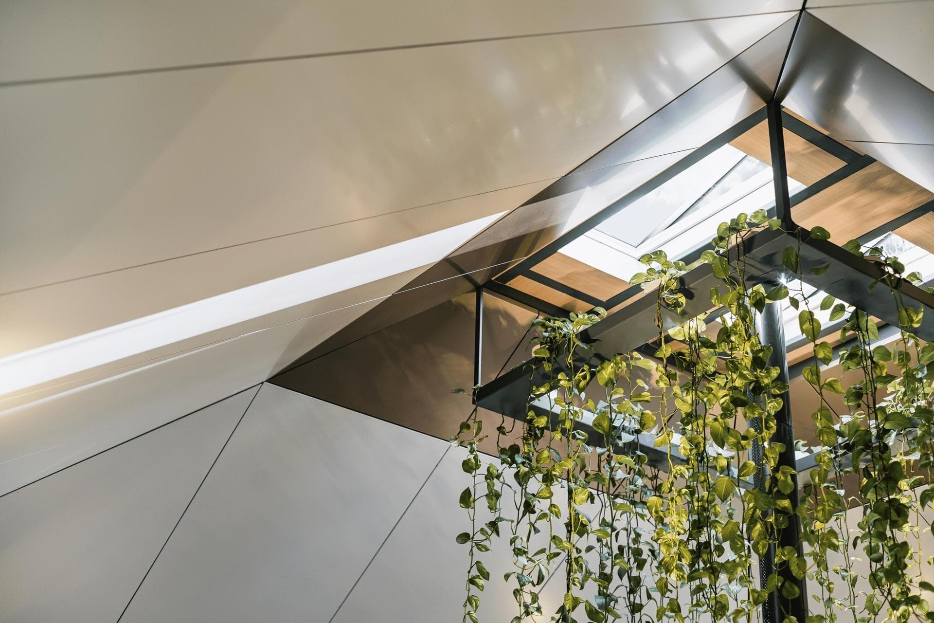 ALPOLIC™/fr ceiling and eaves creating continuity between interior and exterior architecture