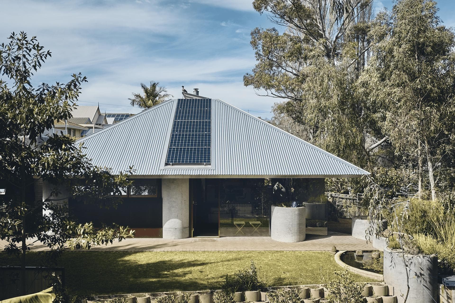 Landscape view of Celilo Springs residence with ALPOLIC™/fr aluminium cladding in natural setting