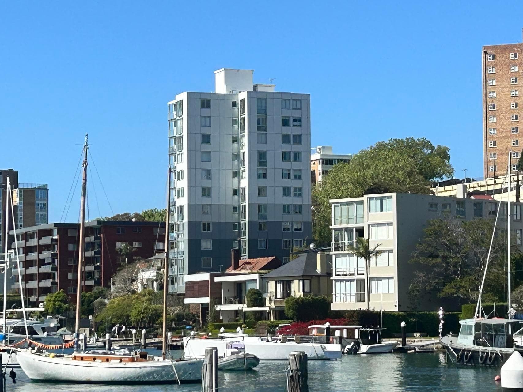 Detail of ALPOLIC™ NC/A1 recladding in grey and white tones on Kirribilli apartment building