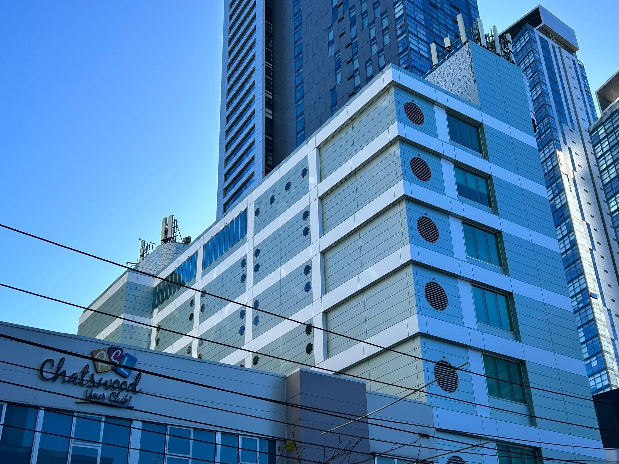 Installation of ALPOLIC™ NC/A1 aluminium cladding on Telstra data exchange façade