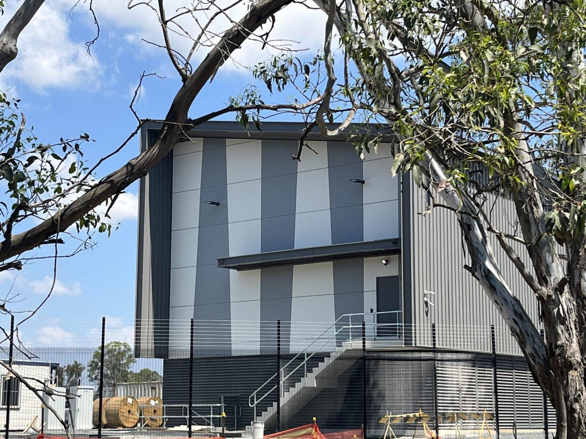 Rear façade of Orchard Hills Substation clad in ALPOLIC™ NC Aluminium Grey and Milk White