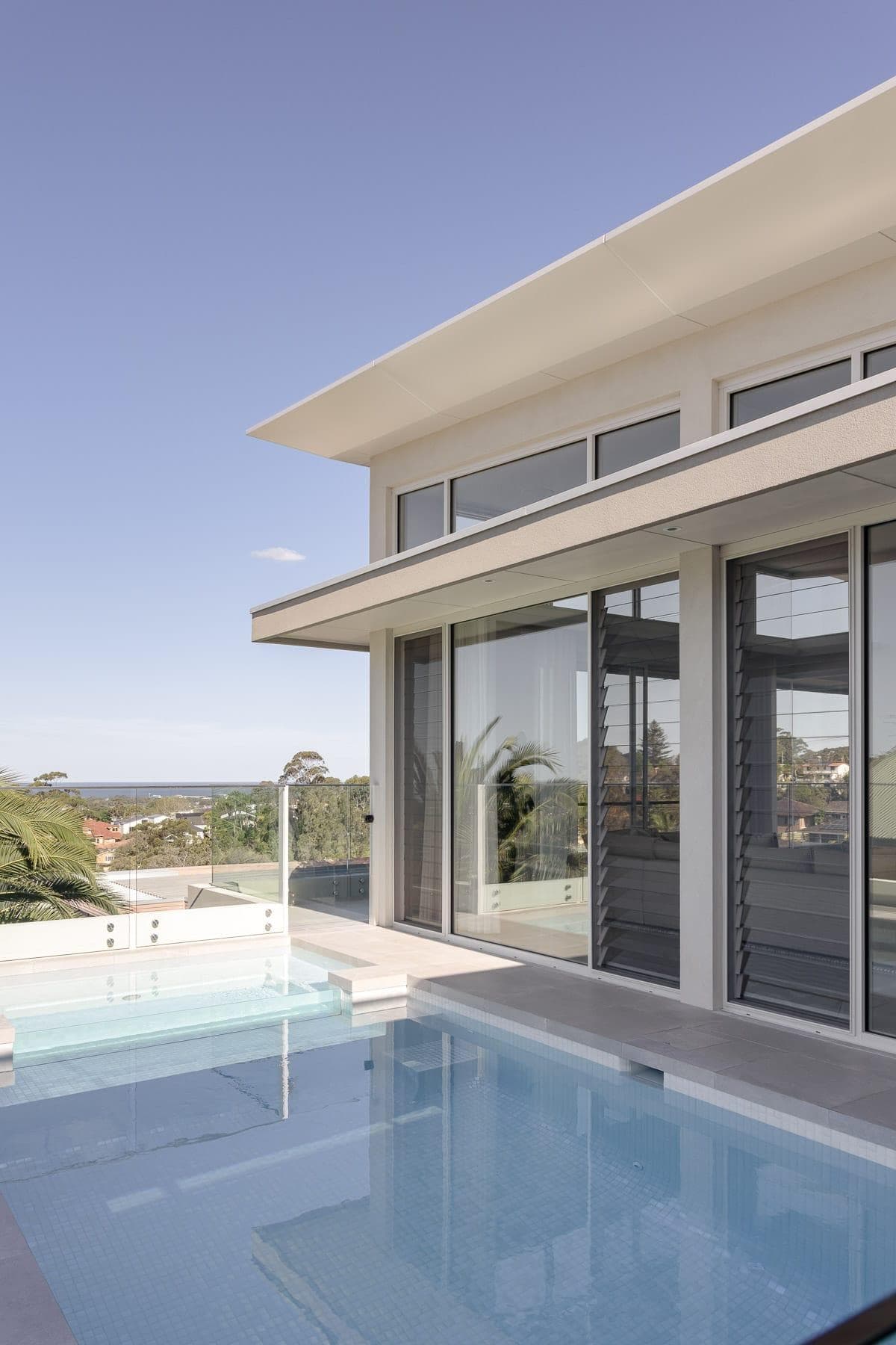 Residential entry framed by ALPOLIC™/fr Milk White soffit lining